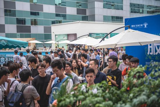 及裁掉一名 及裁掉一名