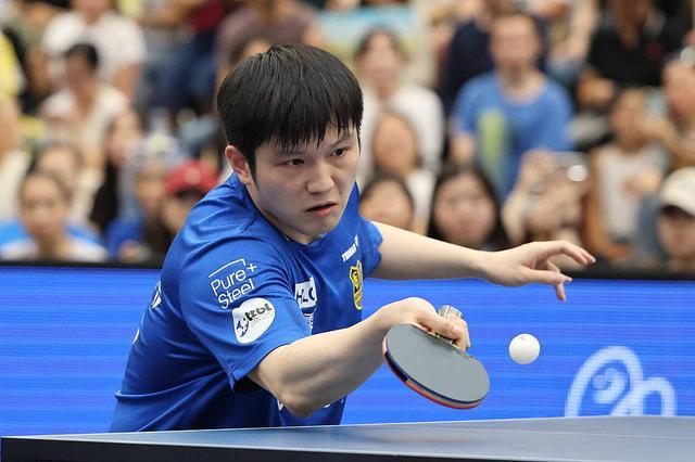 杯上自信地 杯上自信地